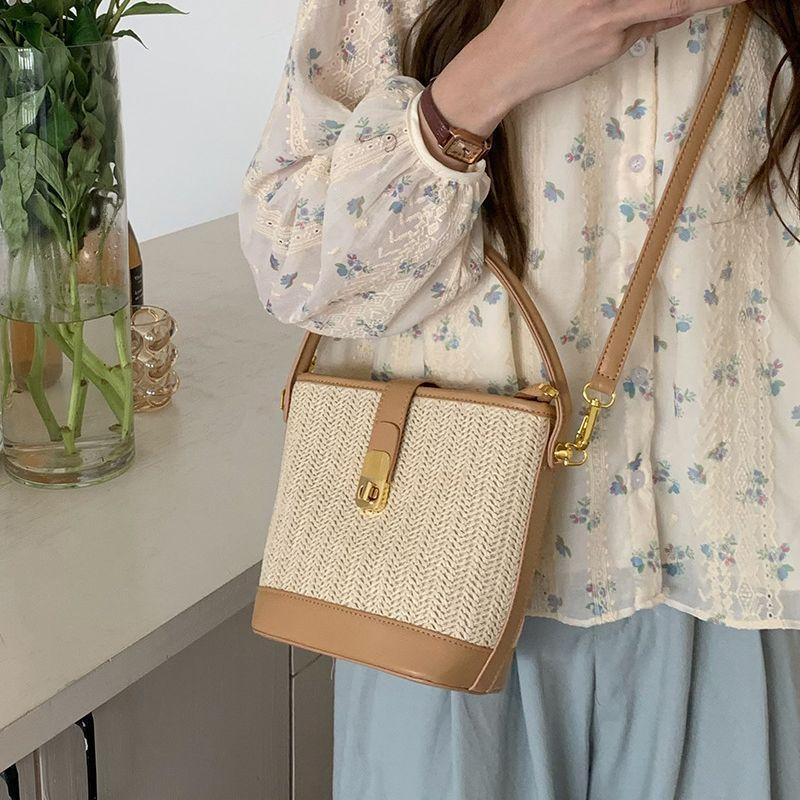 Koreanischer Ins Lässiger Gewebter Stroh Gewebter Beutel Damen Neuer Urlaubsstil Modische Handheld Crossbody Bag Eimerbeutel
