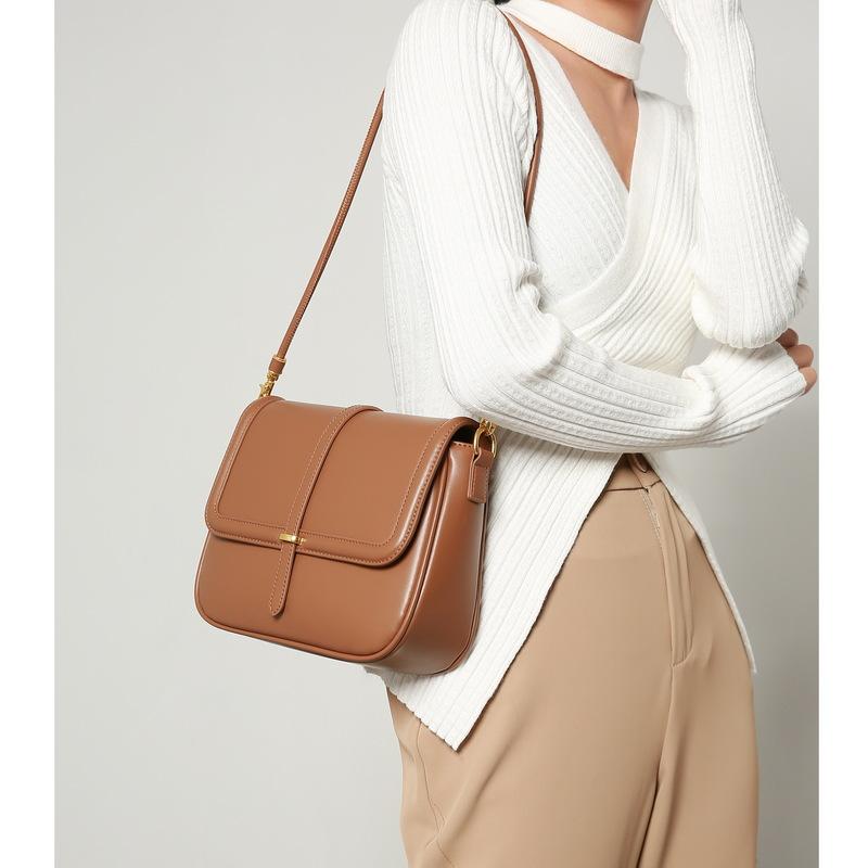 Niche design small square bag, 2024 summer new model, simple and versatile shoulder bag with flap, super popular small crossbody bag