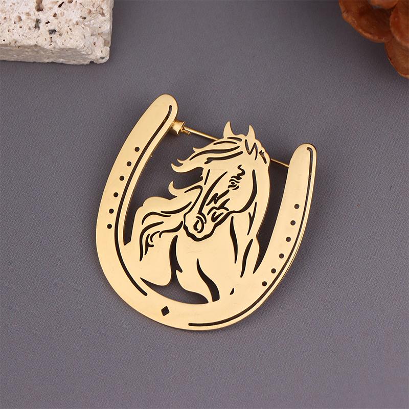 Western-Style Horseshoe Brooch Hollow-Out Horse Metal Pin Denim Backpack Embellishment Outdoor Casual Pins Accessory 1Pc