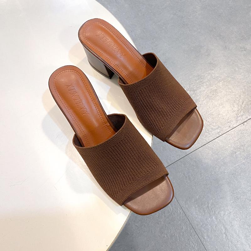 2025 Europäische und amerikanische neue Damenschuhe Mode Ein-Wort-Pantolette dicker Absatz gestrickte Wolle hoher Absatz eckige Spitze coole Hausschuhe