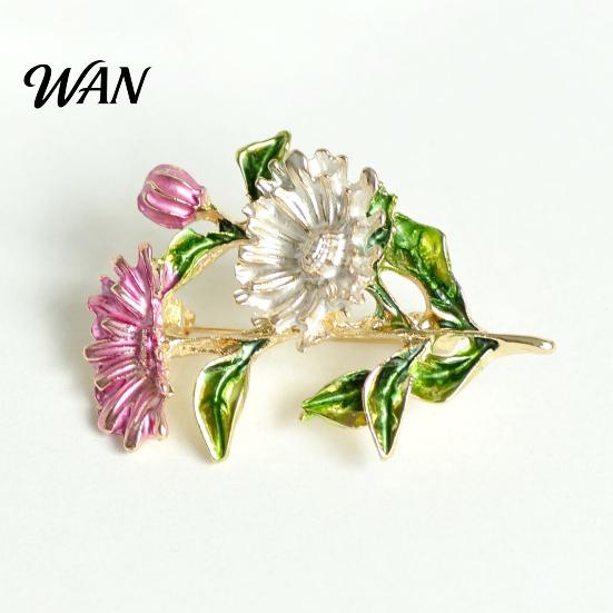 Lightweight Brooch Pin Enamel Coloring Three Chrysanthemums Design Zinc Alloy Floral Lapel Coats Suits Sweaters Dresses Badge Party Accessory Durable