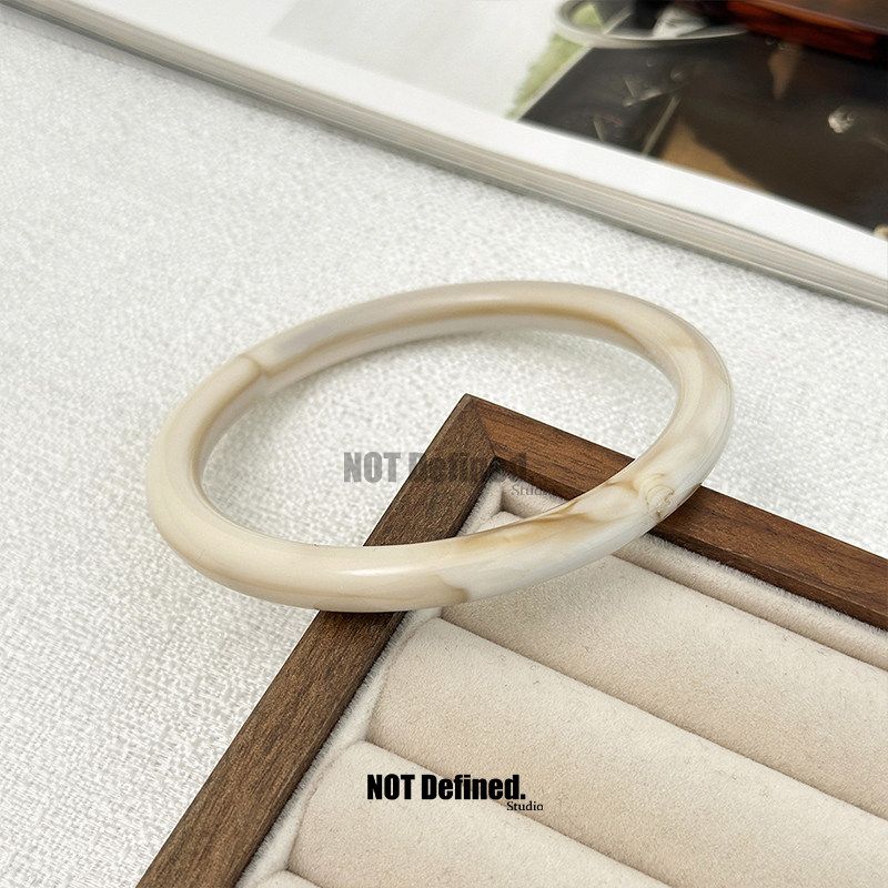 

NDS Fashion Retro Acrylic Bracelet Twin Blooming Texture French Ins Style Minimalist Super Wide Large Ring Bracelet Beige Slim Fit