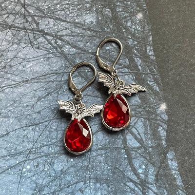 Pendientes de rubí de vampiro gótico para mujer, accesorios de joyería de moda de bruja pagana, regalo vintage, dije de cristal de sangre de murciélago, gancho para la oreja nuevo