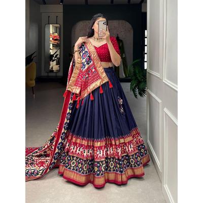 Lehenga Choli Presentando un lehenga de seda Tussar perfectamente combinado para la temporada festiva para encantar tu look