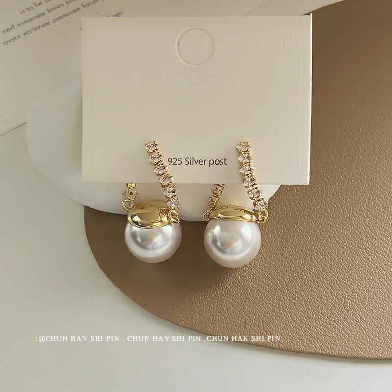 

New zircon pearl chain, ear clips, mosquito coil disc, no ear holes, niche high-end ins wind rear hanging stud earrings for women