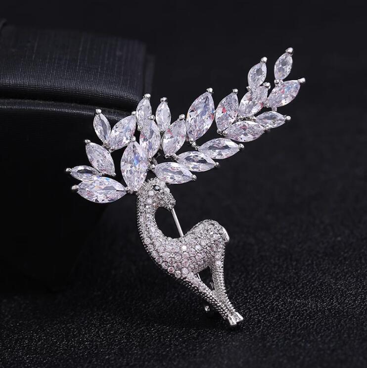 Crystal Animal Brooch Sika Deer Exquisite Super Shiny Jacket Coat Corsage Elk Pin with Accessories Women