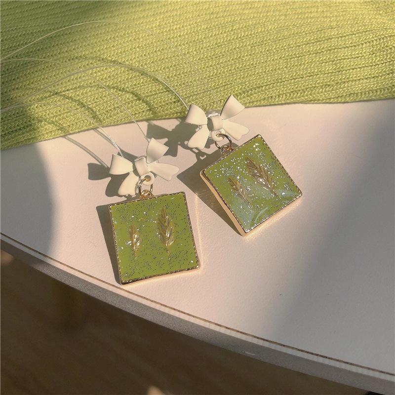 

Retro Mori geometric earrings, women s bows, green earrings, sweet, small and fresh niche design stud earrings, earrings clips.