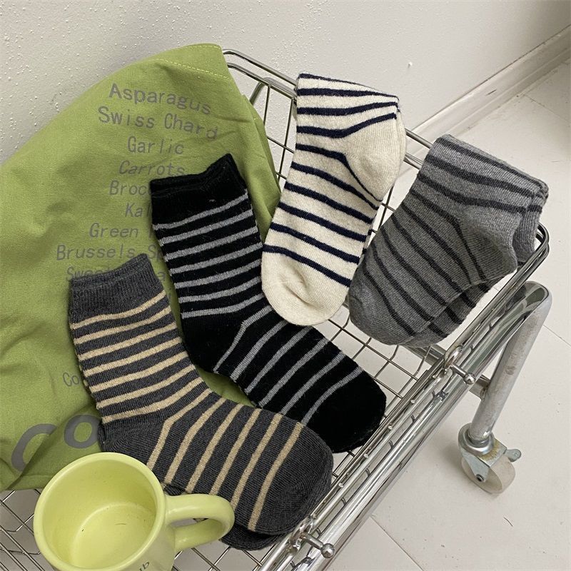 Damen-Wadenstrümpfe für Herbst und Winter, schwarz-weiße verdickte warme Ringelsocken, farblich abgesetzte Damen-Socken, weich und klebrig für Damen