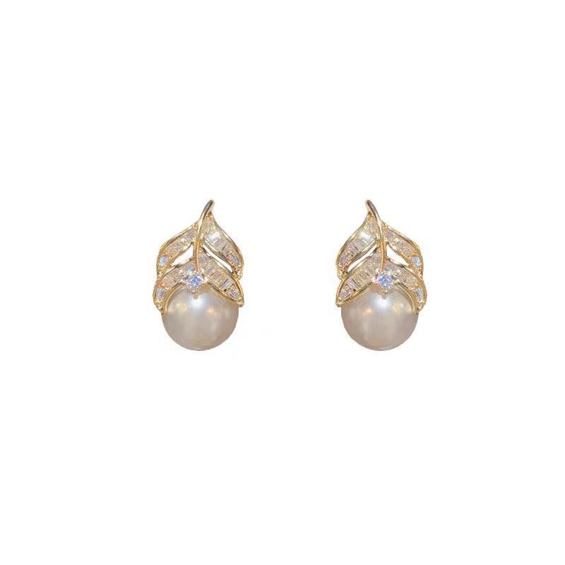 Spring and Summer New Fashion Earrings, High-end Design Sense, Zircon Leaves, Pearl Earclips, No Ear Piercings, Exquisite Light Luxury Earrings.