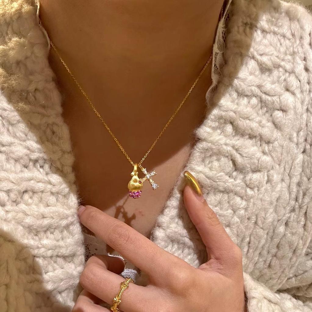 Design Sense Cross Pink Diamond Pine Cones Pendant Necklace Women'S Light Luxury Retro Elegant Fashion Versatile Neck Chain Sweater Chain