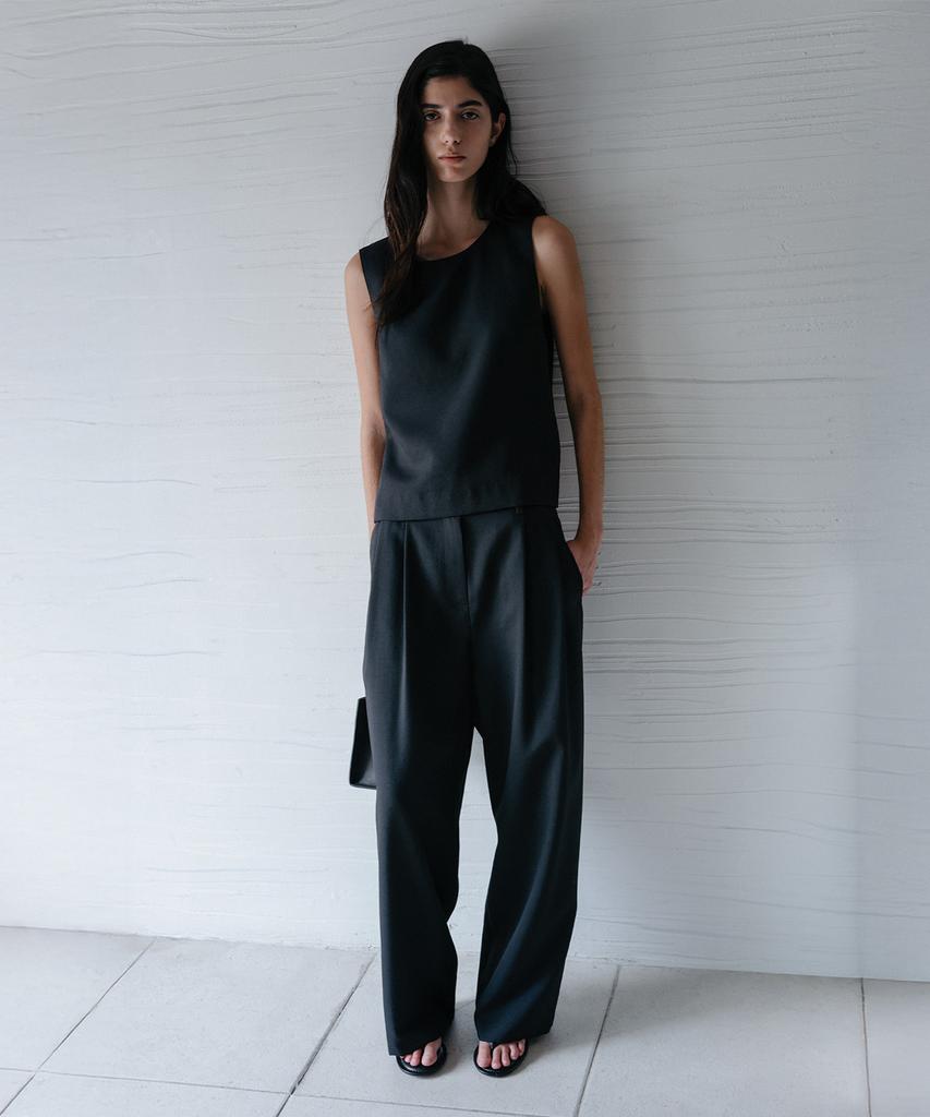 Beullaengkeulumumeon Sway Two-Pleat Pants_Black