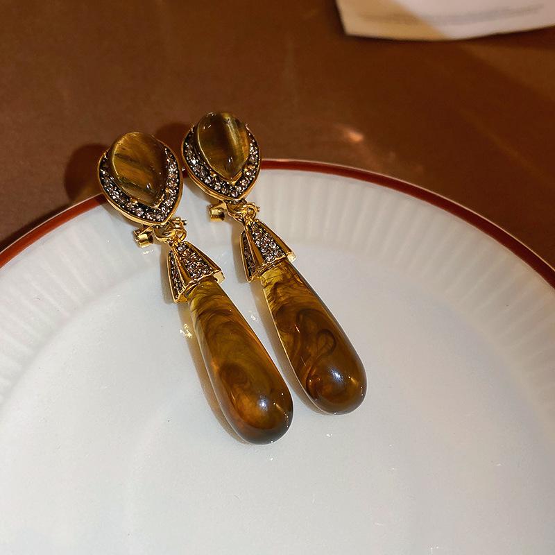 Maillard style retro tiger's eye stone round earrings women's autumn and winter high-end stud earrings small exquisite Internet celebrity jewelry