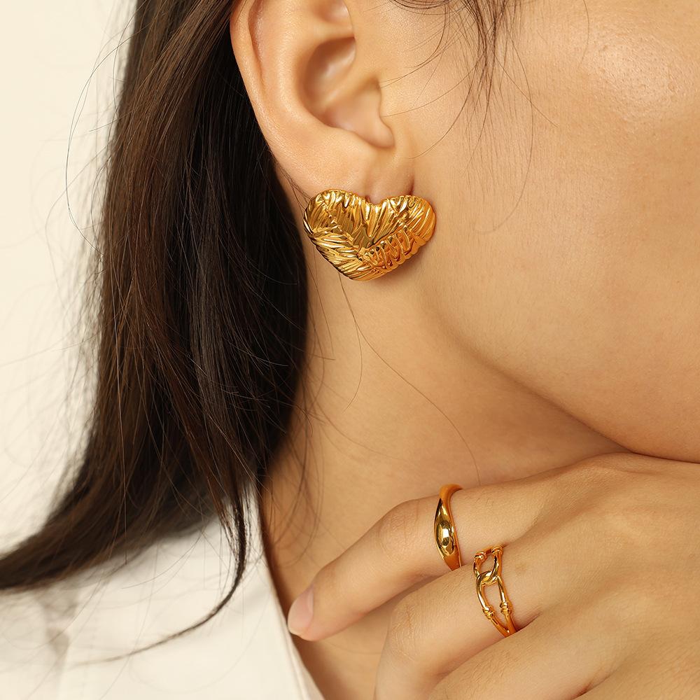 Europe and America Cross Border Exaggerated Design Minority All-Match Big Love Heart Stud Earrings Shape Chic