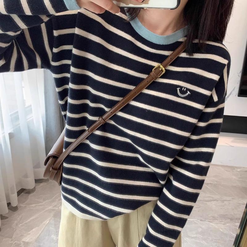Contrast color black and blue striped smiley face pullover sweater for women in autumn, soft and waxy knitted sweater, lazy round neck top