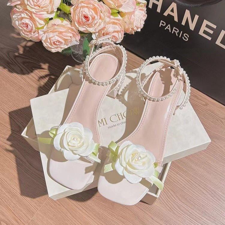 

Босоножки с пряжкой из одного слова, женские, лето 2025, новый иностранный стиль, толстый каблук, верхняя одежда, изысканные цветочные модные босоножки с жемчугом 39 белый