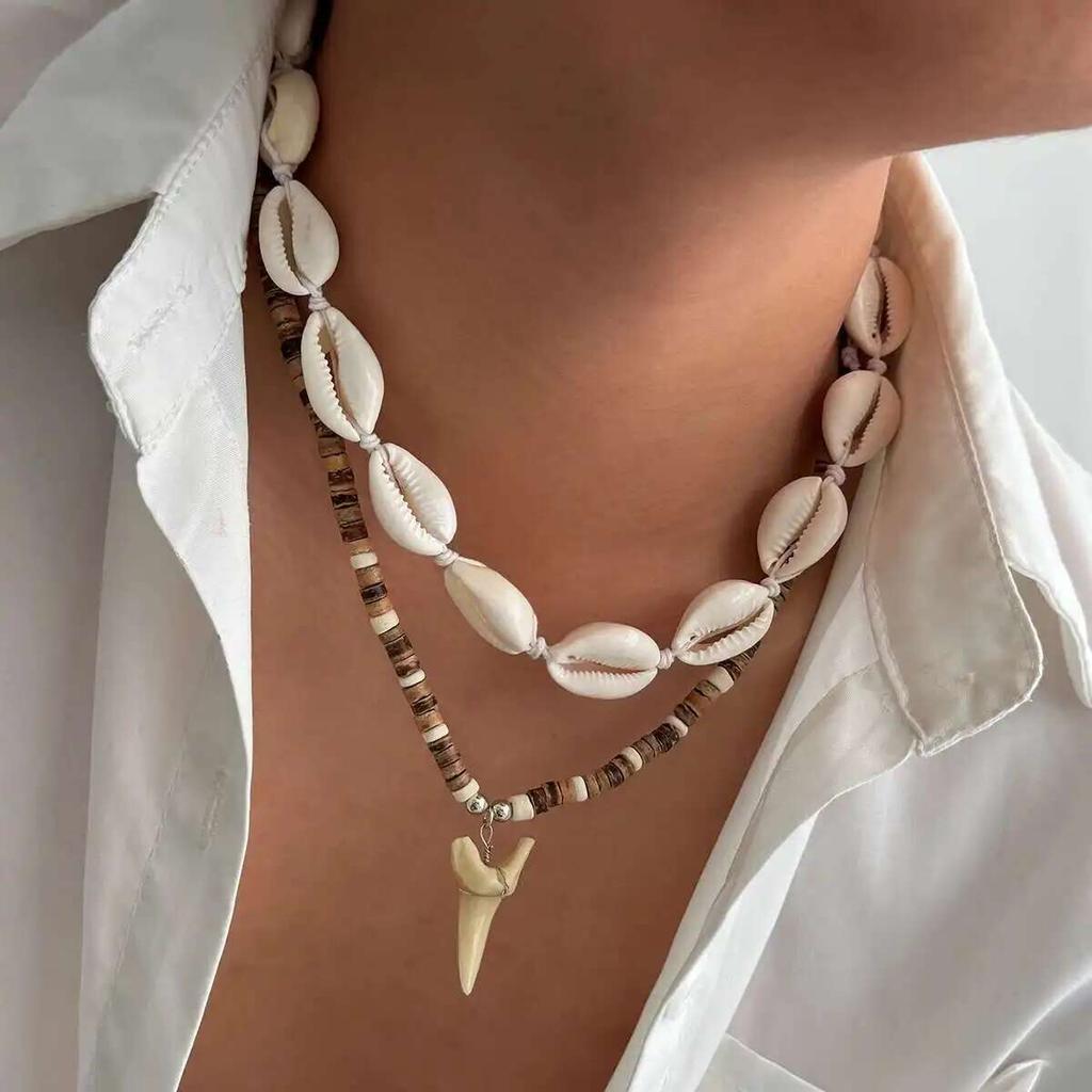 IngeSight.Z Boho 2-teiliges Set Muschel Reiskorn-Kettenhai-Zahn-Anhänger Halskette Trendiger Sommerstrand Geometrisches Choker Hals Schmuck