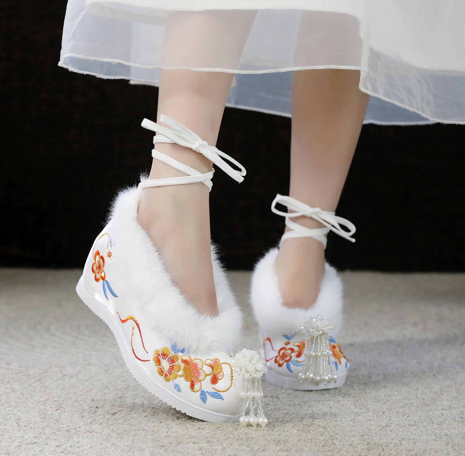 

Жіночі затишні ботильйони на флісовій підкладці. Зимові тапочки для дому та на природі. Тепле взуття з вишивкою, що не ковзає. Домашнє взуття зі штучного хутра з ремінцем на щиколотці для жінок 37