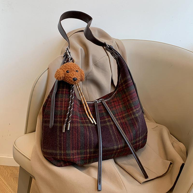 

Вместительная клетчатая сумка женская осенне-зимняя новинка,通勤肩包, нишевая ретро-сумка-мессенджер малиновый