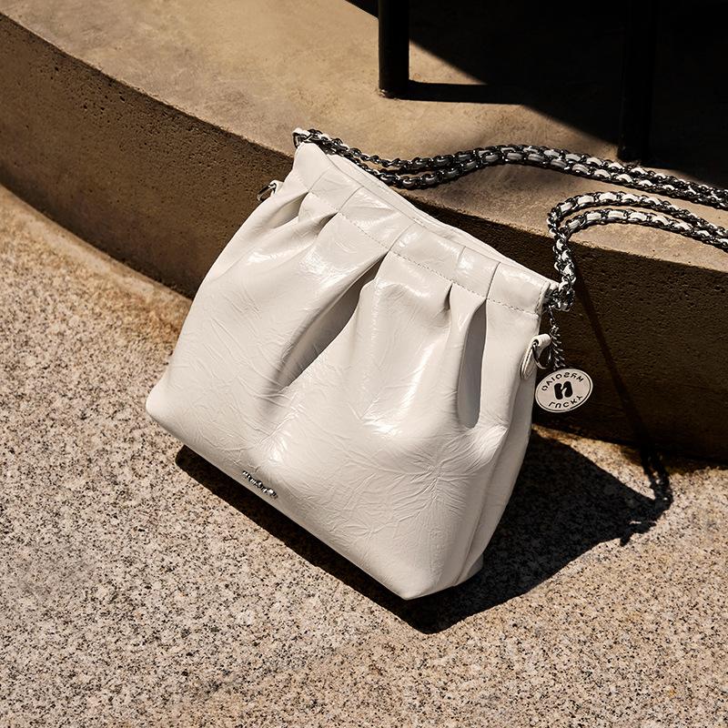 

Fashion High-End Chain Bag 2025 Autumn Winter New Genuine Leather Bucket Bag Niche Design Commuter Crossbody Women s Bag Upper Width22CM*Lower Wid бежевый