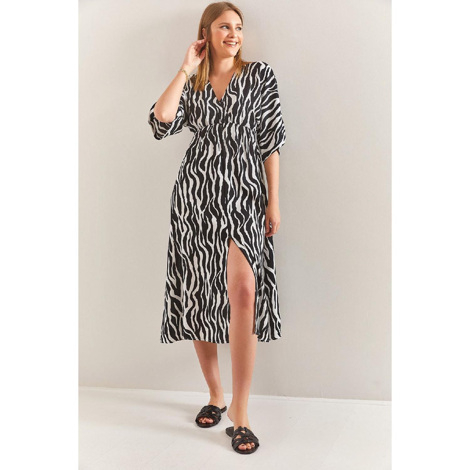 

Женское расклешенное платье с двубортным воротником и рисунком S