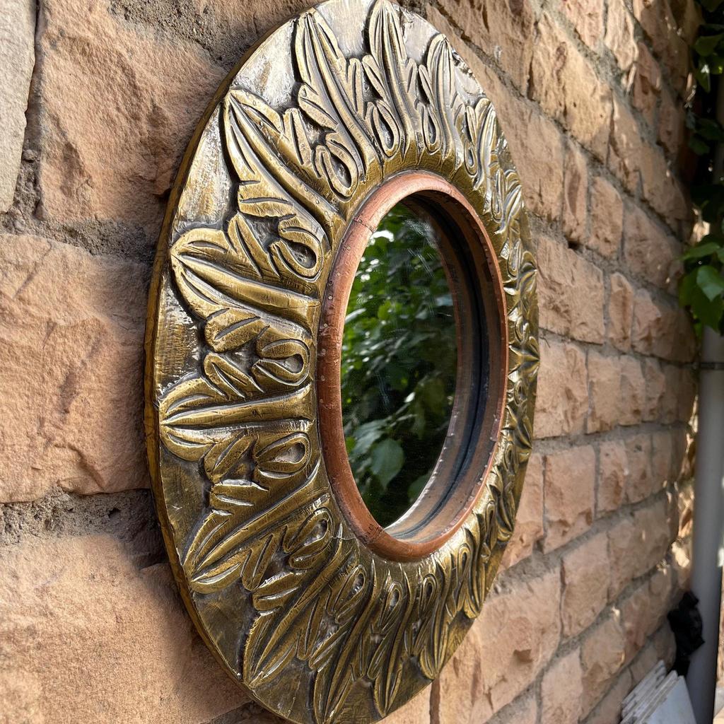 Runder Wandspiegel aus Holz und Messing | Handgefertigter Wandspiegel für Schlafzimmerdekoration | Inspirierte Wanddekoration | Spiegel mit kunstvoll geschnitztem Rahmen und Glas