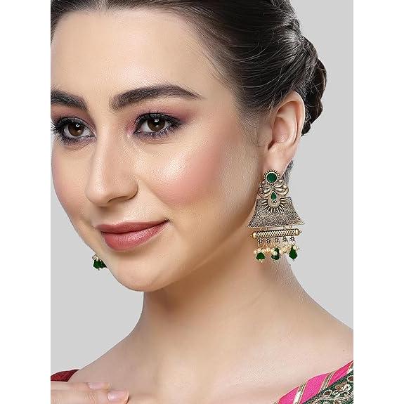 Vergoldete, mit grünen Kristallen besetzte, gravierte Ohrhänger für Damen