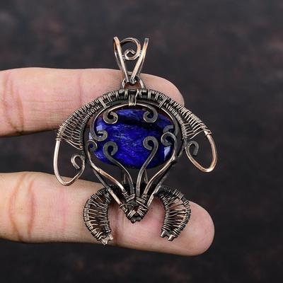Facettierter Blauer Saphir Anhänger Kupferdraht umwickelter Anhänger Handgefertigter Schmuck Edelsteinanhänger Erstaunlicher Kupferschmuck Schildkrötenanhänger zum Verschenken