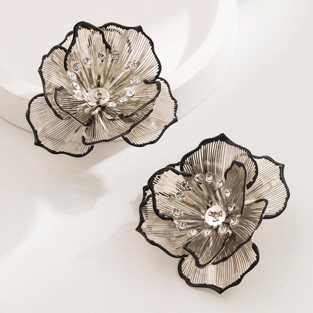

Элегантные полые многослойные серьги-камелии с цветочным узором и стразами, с серебряными иглами серебряный