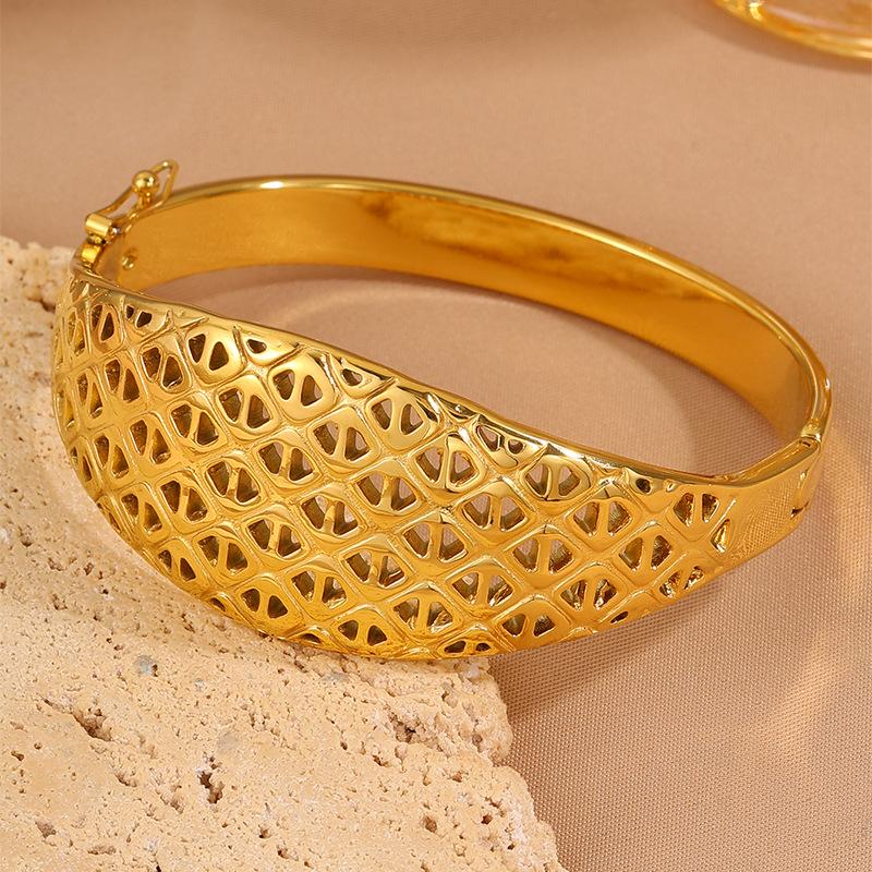 Ladies Hollow Carved Totem Bridal Bracelet 17CM