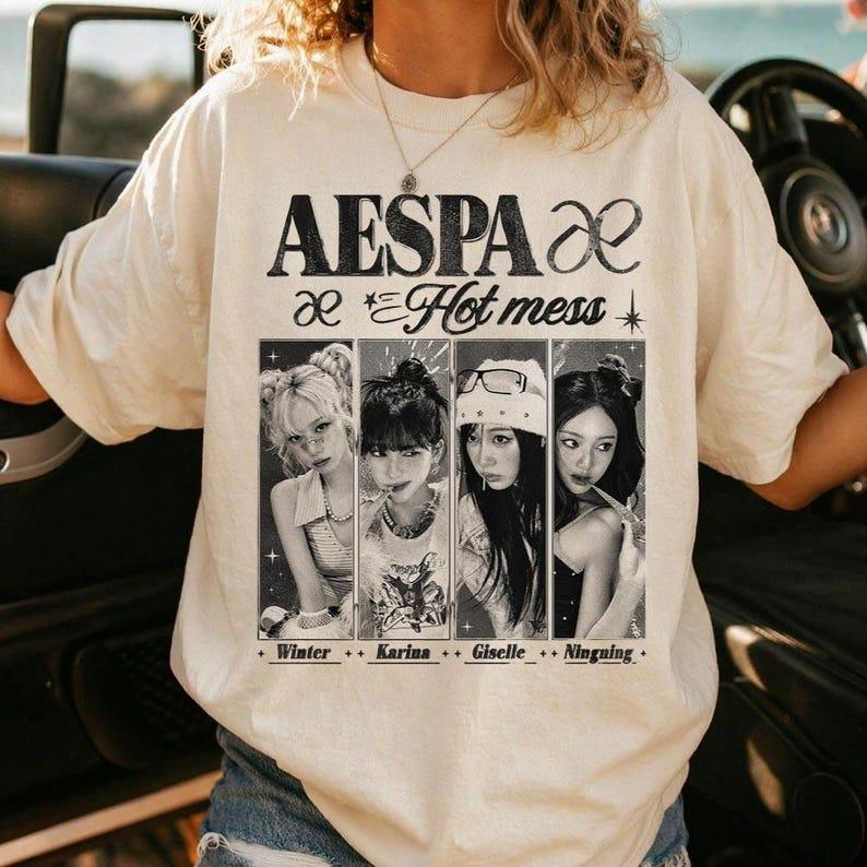 2026 Heißes Aespa Hot Mess Shirt Schwarz Weiß Mitglieder-Fotostreifen T-Shirt Retro Idol Grafik-T-Shirt Leicht & Atmungsaktiv für Coole Sommer-Outfits