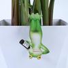 Socha Pijící žáby vzhůru nohama Invertovaná kreslená figurka žáby Pryskyřičná zvířecí socha Venkovní zahradní ozdoba na květináč