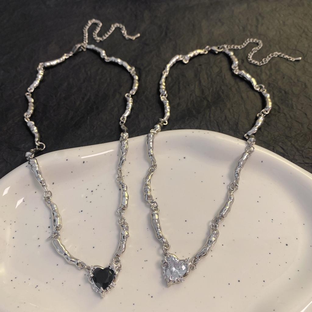 Light Luxury and High Grade Black Peach Heart Collar Chain for Spicy Girls with A Cold and Elegant Style, Exquisite and Niche Necklace