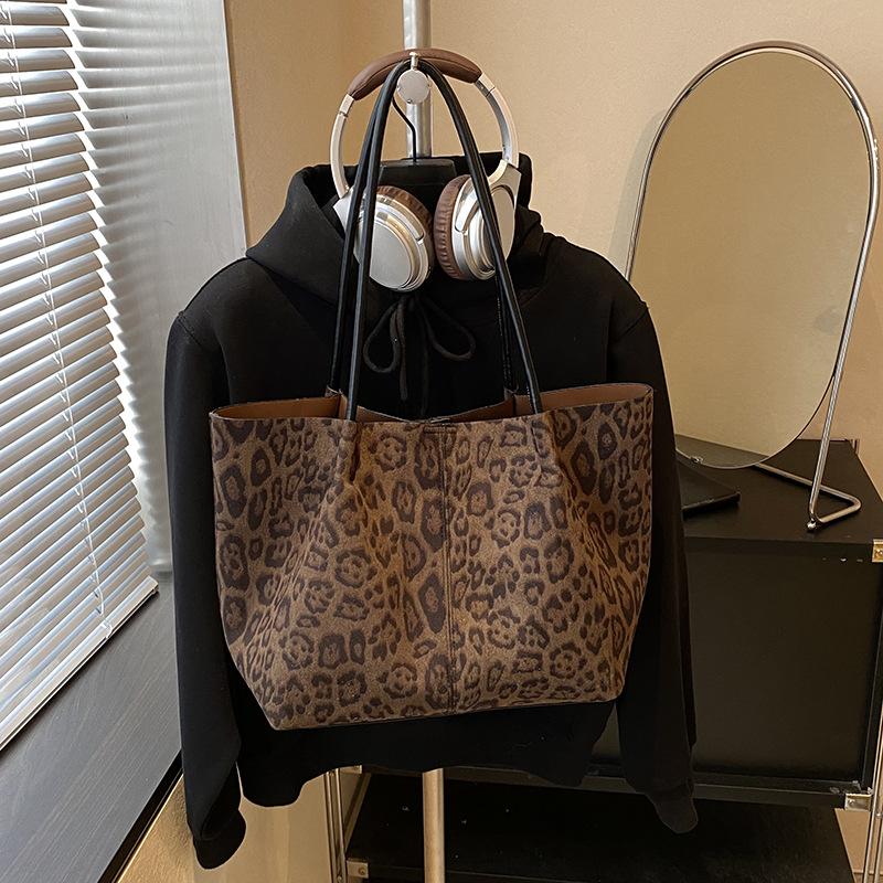 

Retro large-capacity bag women s autumn and winter high-end suede tote bag shoulder commuter bag
