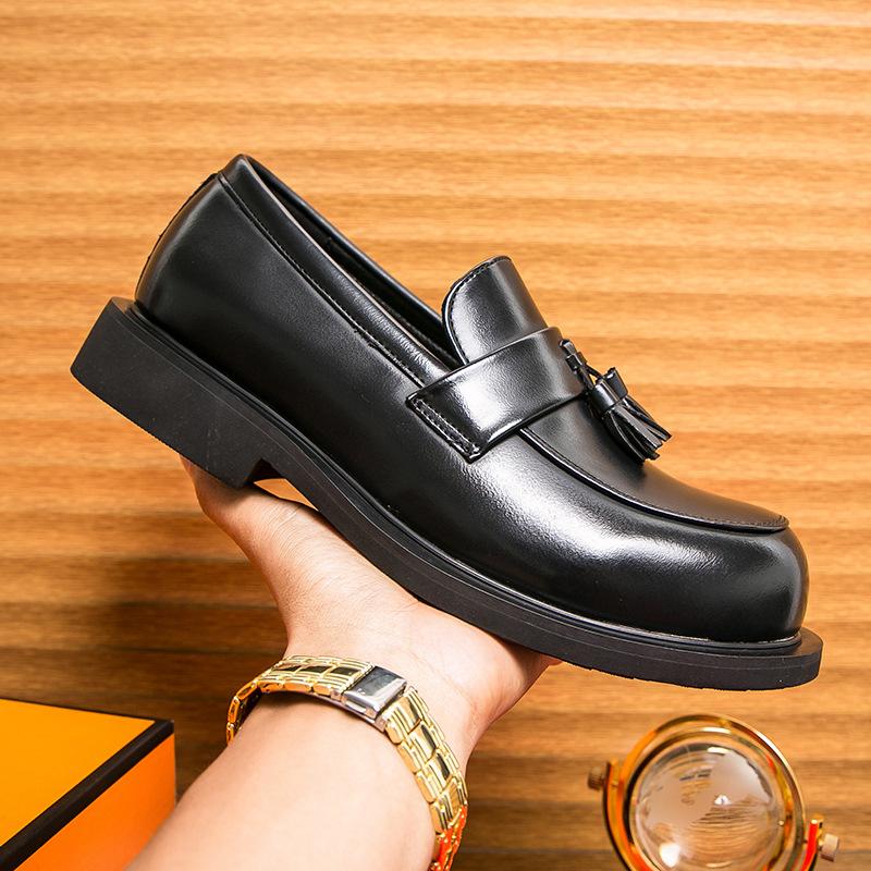 

Повседневная кожаная мужская обувь в британском стиле, новинка осени, новая мужская деловая обувь на одной педали с бахромой, с круглым носком 38 чёрный