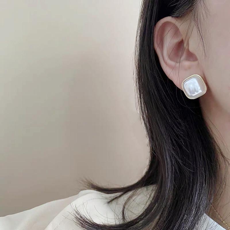Simple pearl personalized stud earrings for women's early autumn new niche high-end temperament commuting exquisite earrings