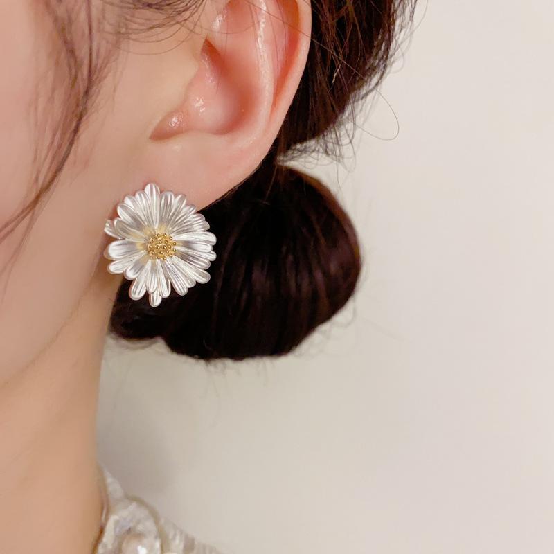 Fashionable, Sweet and Versatile Metal Daisy Earrings, Niche and Simple Design Earrings for Women