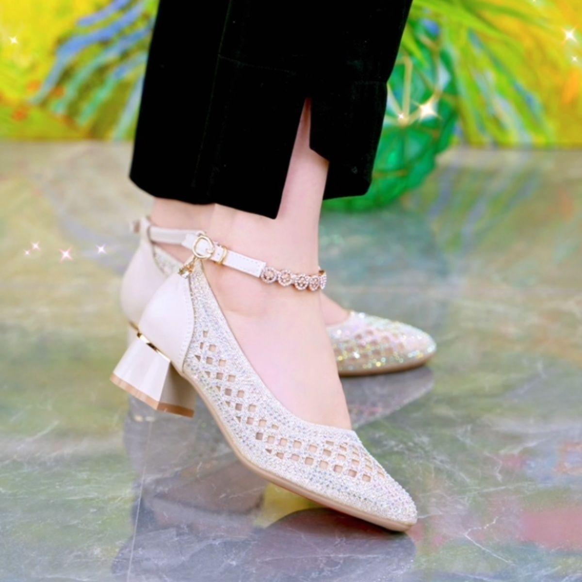 

Sandals women s low-heeled soft-soled mother s single shoes mesh hollowed-out breathable sandals versatile temperament single shoes women s sandals 40