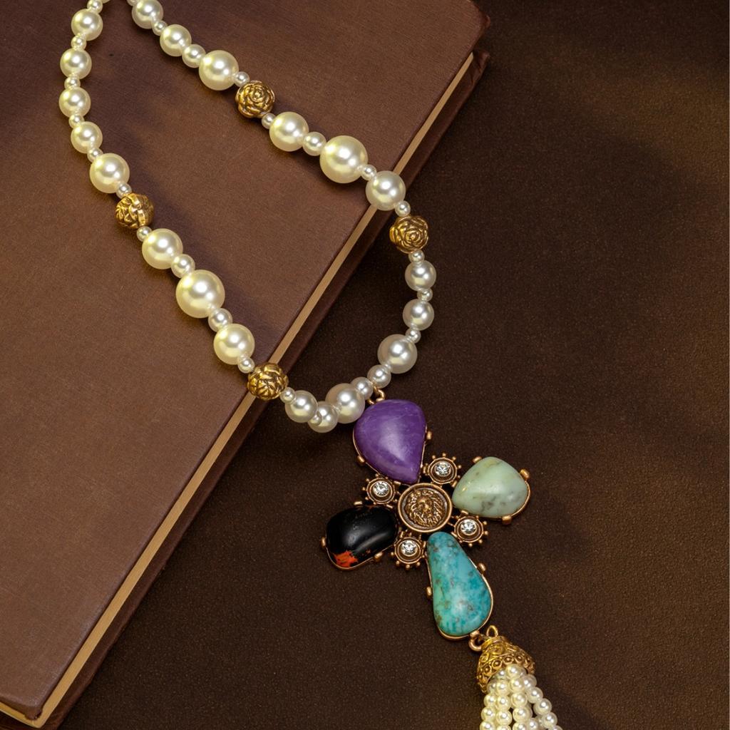 Medieval vintage four-leaf clover pearl fringed pendant Western antique necklace Versatile natural stone medieval pendant