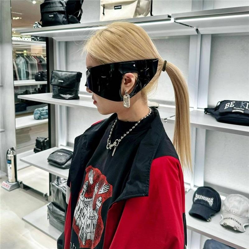 Lunettes Monobloc Surdimensionnées Élégantes à Oreilles Suspendues Mode Punk Tendance Parfaites Pour une Déclaration de Mode Unique et un Usage Quotidien