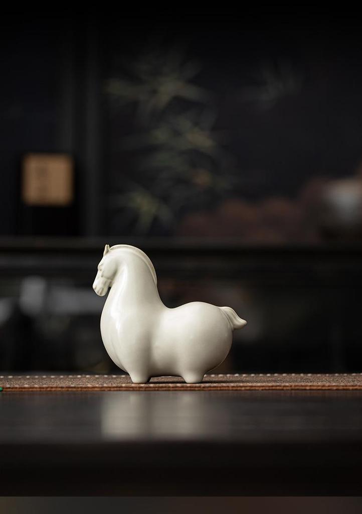 Elegant Creative Ru Ware Ceramic Horse Tea Pet – Tang Dynasty-Inspired Home Ornament and Souvenir Gift.