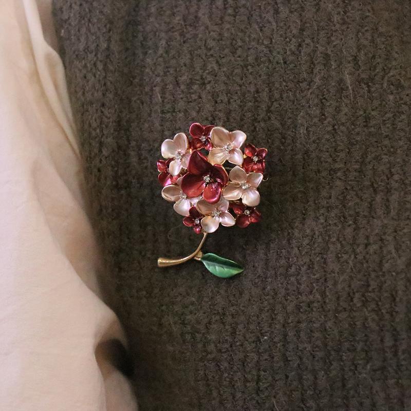 Creative Literary Hydrangea Plant Flower Brooch Ladies Western Pin Sweater Brooch Jewelry Accessories