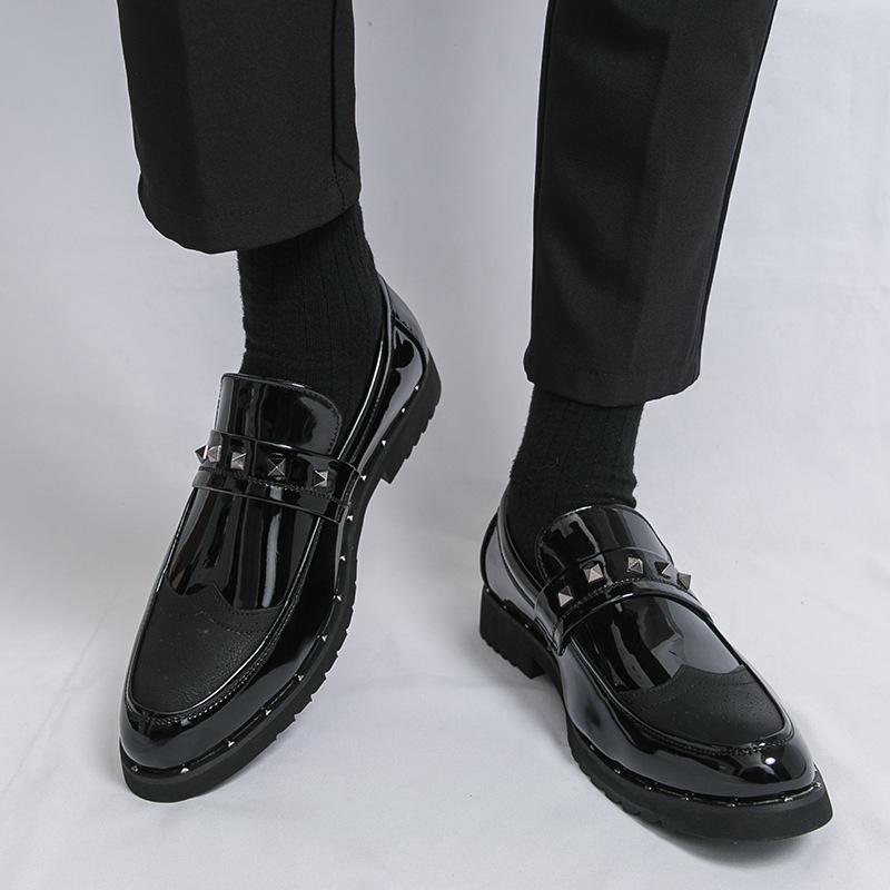 Glänzende Fußabdeckung Nieten spitze Lederschuhe Britischer Stil Kleid Business Casual Schuhe große Größe Slipper Herrenschuhe