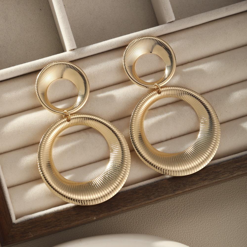 

Striped double exhaust ring earrings European and American fashion versatile exaggerated nightclub stage Internet celebrity style earrings earrings золотой