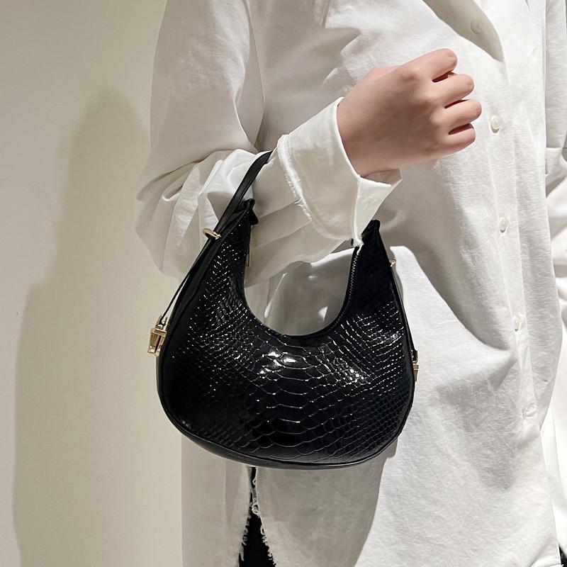 Stylish Crescent Shaped Shoulder Bag Trendy 2023 Summer Fashion Medium Size