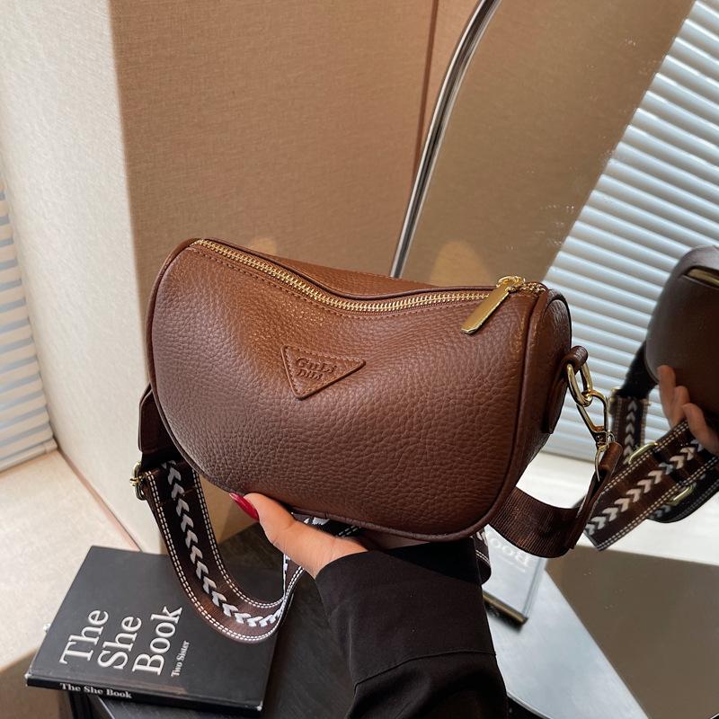 

Женская сумка-подушка на широком плечевом ремне через плечо, модная новинка весны и лета 2025 года, маленькая сумка-мессенджер темно-коричневого