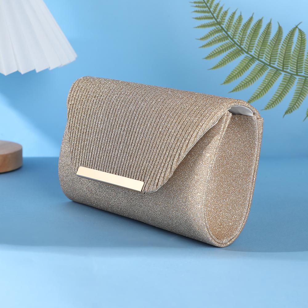 The  fashionable shell-patterned chain single-shoulder bag with metal magnetic buckle is a versatile wedding banquet hand-hel