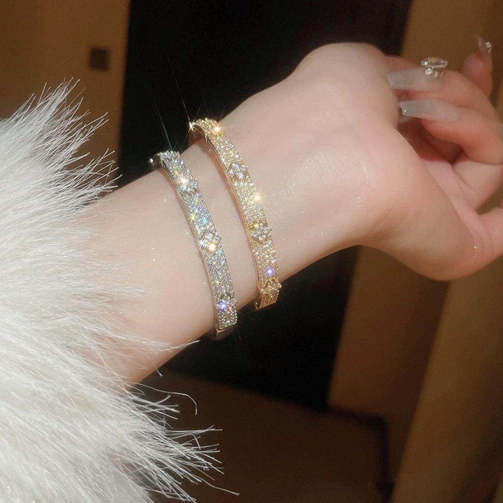 Four-leaf Clover Micro-paved Zircon Bracelet, Fashionable and Light Luxury High-end Jewelry for Women