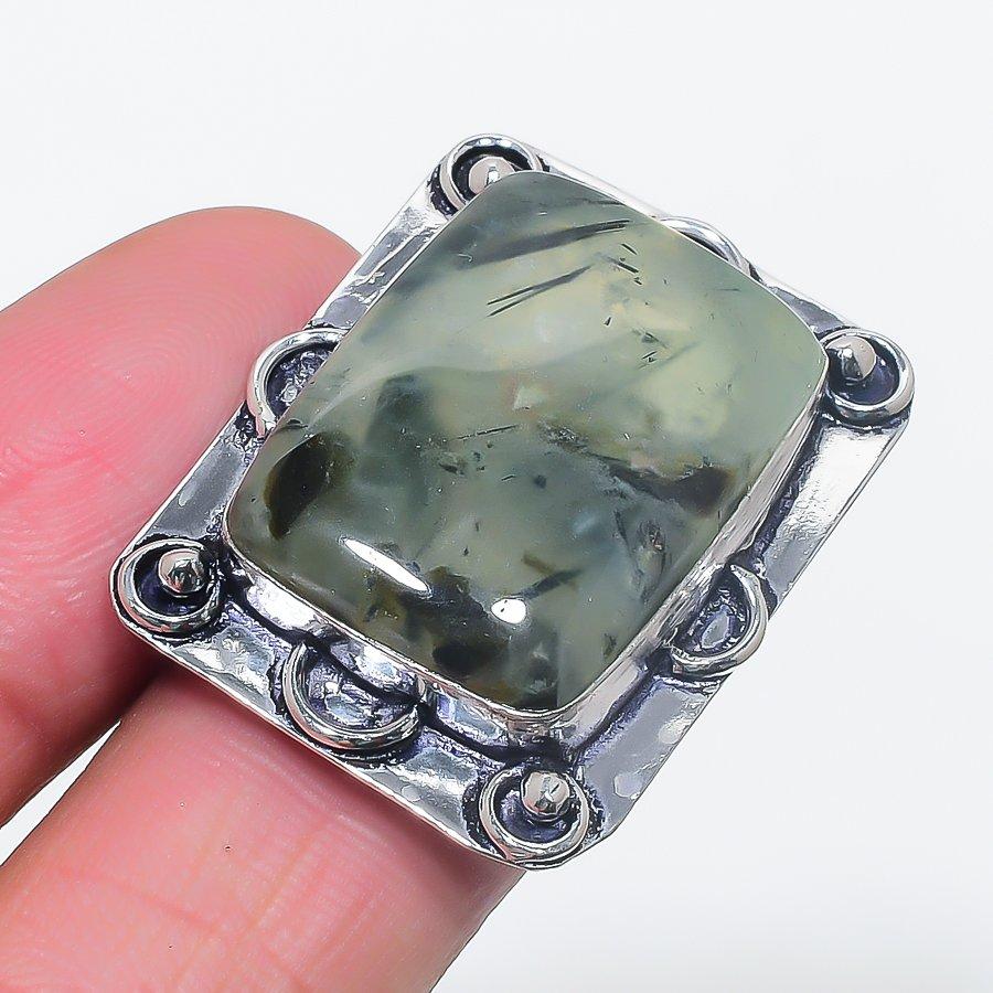 

Кольцо из серебра 925 пробы с натуральным пренитом, размер 6, B6l68