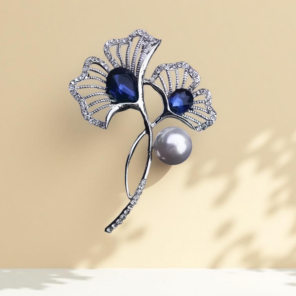 Luxuriöse blaue Perlen-Brosche mit Ahornblatt-Motiv und Diamanten-Akzenten