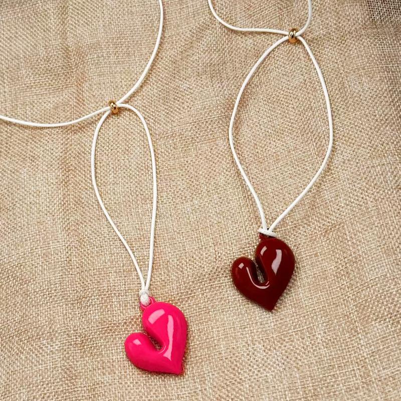 Niche design special-shaped love pendant, leather rope necklace, long adjustable sweater chain, sweet and cool accessories.